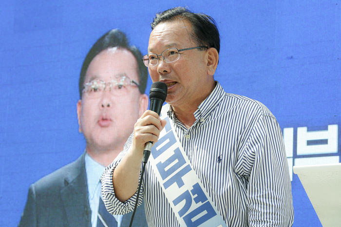 제9회 전국동시지방선거를 이틀 앞둔 1일 대구 달서구 이곡동 월요시장에서 더불어민주당 김부겸 대구시장 후보가 유세차에 올라 시민들에게 지지를 호소하고 있다. 
이현덕기자 lhd@yeongnam.com