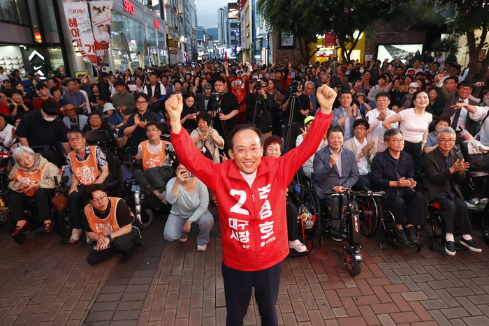 2일 오후 대구 중구 CGV한일극장 앞에서 국민의힘 추경호 대구시장 후보가 막판 유세를 하고 있다.
이윤호기자 yoonhohi@yeongnam.com