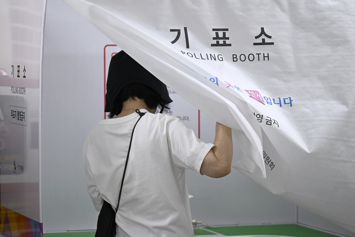 제9회 전국동시지방선거 본 투표일인 3일 오전 대구 달성군 비슬초등학교에 마련된 유가읍 제3 투표소에서 시민들이 투표하고 있다.
이윤호기자 yoonhohi@yeongnam.com