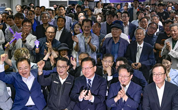 3일 대구 달서구 김부겸 대구시장 후보 선거사무소에서 김 후보와 지지자들이 방송 3사 출구조사 결과를 지켜보며 환호하고 있다. 이날 출구조사에서 김 후보와 국민의힘 추경호 후보가 오차범위 내 접전을 벌이는 것으로 나타나면서 캠프는 기대감 속에 개표 상황을 지켜봤다.
이현덕기자 lhd@yeongnam.com