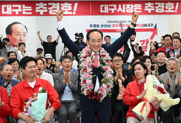 국민의힘 추경호 대구시장 후보가 4일 오전 당선이 유력해지자 선거사무실로 내려와 축하 꽃다발을 받고 기뻐하고 있다. 대구시장 선거는 6·3 지방선거 최대 격전지 가운데 한 곳으로 꼽혔다.
이지용기자 sajahu@yeongnam.com