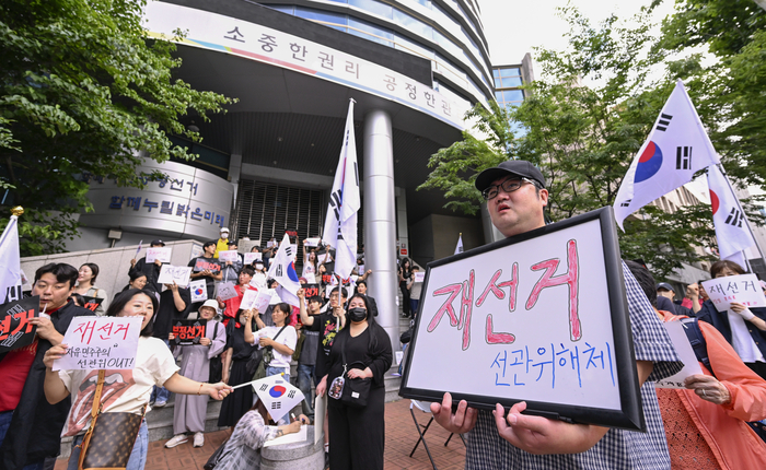 7일 대구 중구선거관리위원회 앞에서 구국대구투쟁본부가 주최한 집회에 참가한 시민들이 6·3 지방선거 투표용지 부족 사태와 관련해 재선거 실시를 요구하며 구호를 외치고 있다. 참가자들은 태극기와 손팻말을 들고 선거관리 당국의 책임 규명과 진상 조사를 촉구하고 있다.
이현덕기자 lhd@yeongnam.com