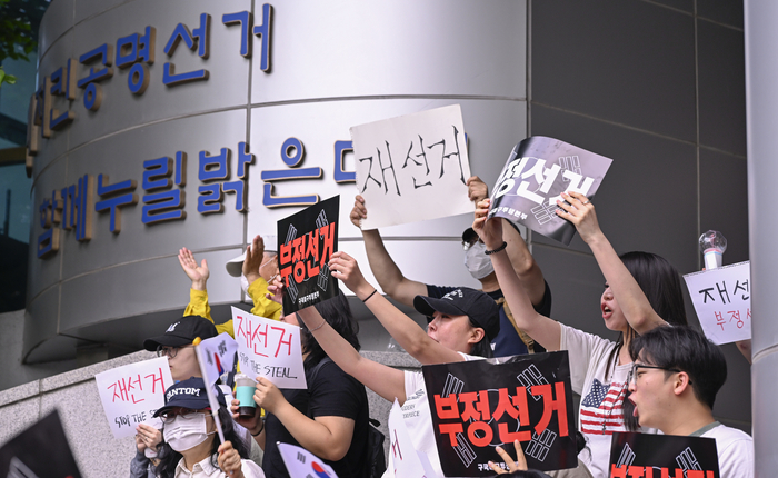 7일 대구 중구선거관리위원회 앞에서 구국대구투쟁본부가 주최한 집회에 참가한 시민들이 6·3 지방선거 투표용지 부족 사태와 관련해 재선거 실시를 요구하며 구호를 외치고 있다. 참가자들은 태극기와 손팻말을 들고 선거관리 당국의 책임 규명과 진상 조사를 촉구하고 있다.
이현덕기자 lhd@yeongnam.com