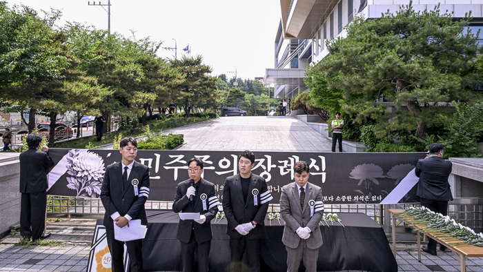 8일 오후 대구 서구 대구광역시선거관리위원회 앞에서 6·3 지방선거 출마자들과 시민들이 민주주의 장례식을 열고 투표용지 부족 사태에 대한 진상규명과 책임자 처벌, 재선거 실시를 촉구하고 있다. 이날 행사에는 당선인과 낙선자들이 함께 참여해 선거 과정에서 발생한 참정권 침해와 선거 신뢰 훼손 문제를 제기했다.
이현덕기자 lhd@yeongnam.com