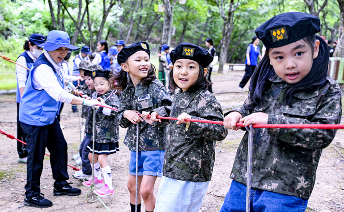 6·25전쟁 76주년을 맞아 24일 대구 북구 옻골공원에서 열린 평화야 함께 놀자 체험전에서 유치원생들이 군복을 입고 병영체험 시설을 이용하며 즐거운 시간을 보내고 있다. 북구청과 6·25참전유공자회 북구지회 등이 마련한 이번 행사는 전쟁의 역사와 자유·평화의 소중함을 어린이들에게 알리기 위해 개최됐다.
이현덕기자 lhd@yeongnam.com