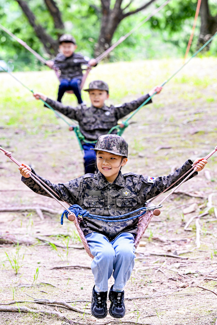 6·25전쟁 76주년을 맞아 24일 대구 북구 옻골공원에서 열린 평화야 함께 놀자 체험전에서 유치원생들이 군복을 입고 병영체험 시설을 이용하며 즐거운 시간을 보내고 있다. 북구청과 6·25참전유공자회 북구지회 등이 마련한 이번 행사는 전쟁의 역사와 자유·평화의 소중함을 어린이들에게 알리기 위해 개최됐다.
이현덕기자 lhd@yeongnam.com