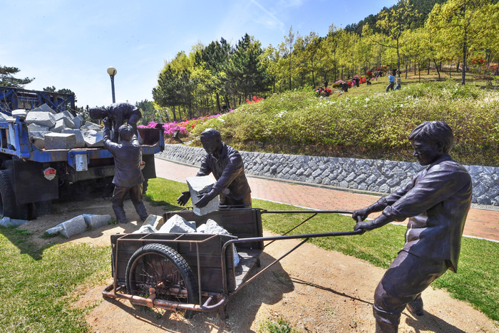 2007년, 한국 사방사업 100주년을 기념해 조성한 것이 오도리 사방기념공원이다. 전국 유일의 공원이며 우리 근대의 시간과 그 모든 노고에 대한 기억이다.