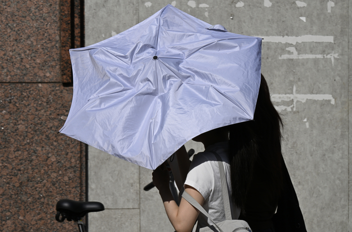 낮최고 기온 30℃를 넘긴 지난달 17일 오후 대구 중구 동성로를 찾은 시민들이 양산을 쓰고 이동하고 있다.  이윤호기자 yoonhohi@yeongnam.com