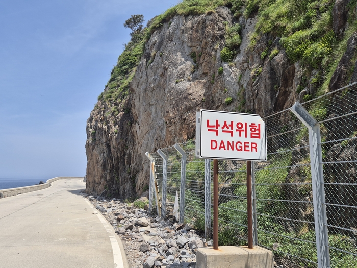 울릉일주도로 낙석위험 구간. <홍준기 기자>