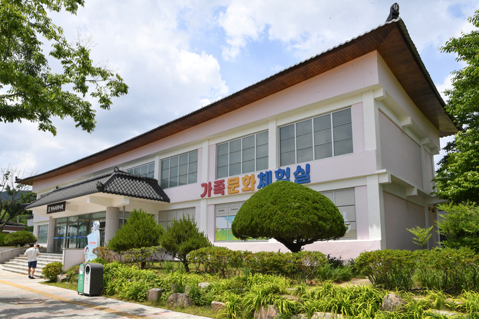 의성 조문국박물관 가족문화체험실. 연중 다양한 상설 체험이 진행되어 아이와 부모가 함께 시간을 보내기 좋은 가족 나들이 공간으로 인기다.