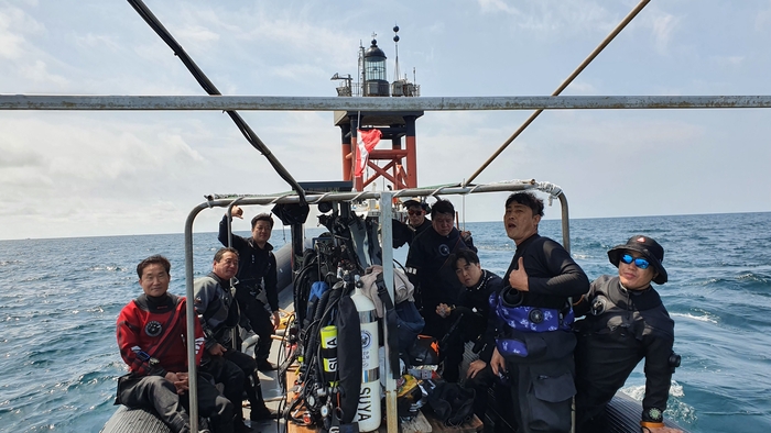 왕돌초 바다에 해양 오염에 앞장서는 잠수사를 모습.<원형래기자>