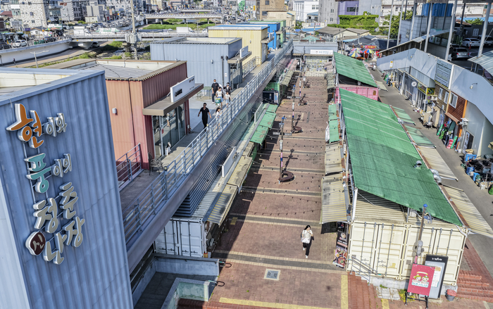 대구시 달성군  현풍백년도깨비시장 청년몰 일대에서 방문객들이 점포를 둘러보며 이동하고 있다. 현풍 청년몰은 컨테이너형 점포를 중심으로 음식점과 카페 등이 입점해 전통시장 활성화와 청년 창업 공간 역할을 하고 있다.
이현덕기자 lhd@yeongnam.com