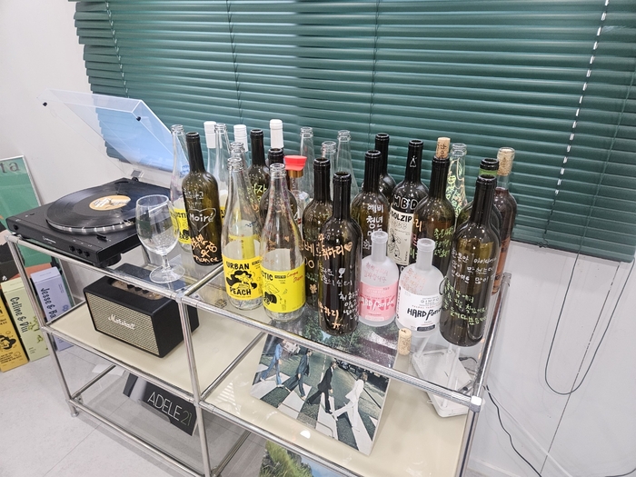 영천 청년마을 취하리를 찾은 청년들의 추억이 담긴 와인병. 최미애기자 miaechoi21@yeongnam.com