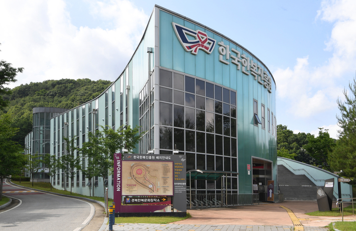 2021년 4월17일 문을 연 상주 한국한복진흥원 전경. 진흥원은 국내 유일의 한복 전담 기관으로 관련 행사를 진행하고 전문인력도 길러낸다.