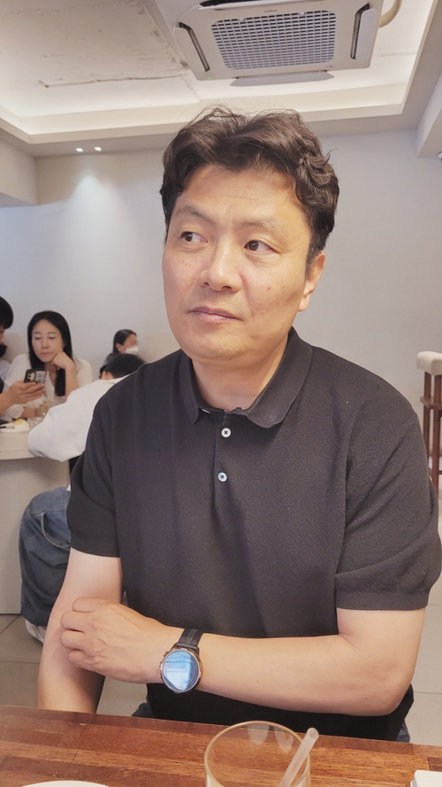 아시아축구연맹(AFC) 심판평가관으로 활약중인 김동진 안동과학대 축구학과 교수가 심판 지도자 육성의 중요성에 대해 말하고 있다. 그는 심판 역량 교육이 부재한 한국 축구심판계의 열악한 현실 속에서 비디오 판독 도입이 오히려 마이너스가 되고 있다고도 지적했다. 이효설기자