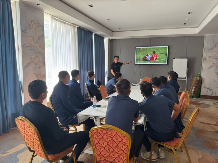지난달 22일 키르기스스탄 비슈케크에서 마무리된 AFC 챌린지리그 2025/26 토너먼트  8강전 - 4강전(서부 지역) 기간 김동진 AFC 심판평가관이 아시아지역 심판들을 대상으로 교육을 진행하고 있다.  경기 전과 후 한 차례씩 심판들에게 피드백을 하고, 심판들을 이를 바로 심판하는 데 적용한다.<김동진 교수 제공>