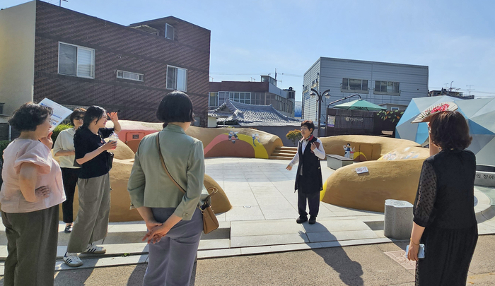 이갑연 문화관광해설사가 달성토성마을을 찾은 방문객에게 달성토성 성곽 조형물에 대해 설명하고 있다. 문순덕 시민기자