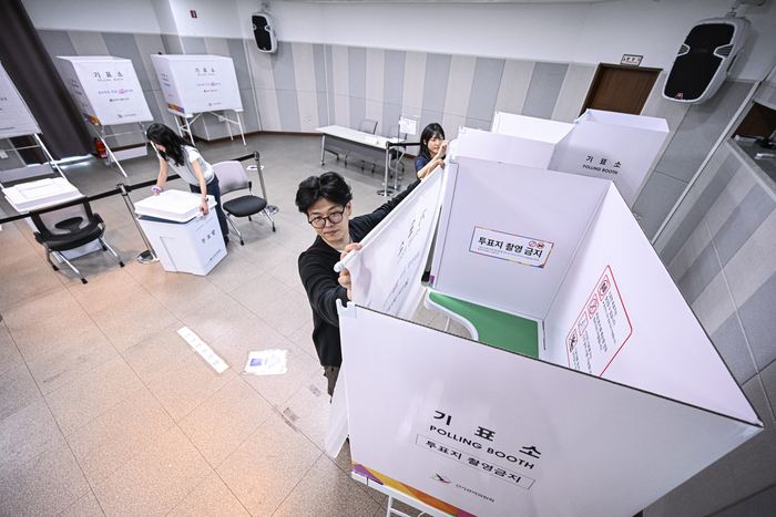 [포토뉴스] 지방선거 D-1, 투표소 설치 분주