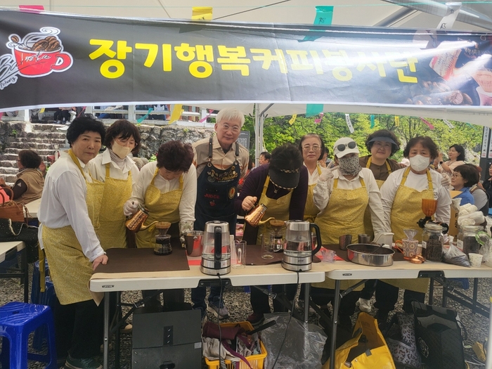 장기행복커피봉사단 회원들이 고석사를 찾은 신도들에게 직접 로스팅한 원두로 드립커피를 제공하며 봉사활동을 펼치고 있다. 강명주 시민기자