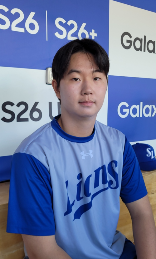 지난달 29일 대구삼성라이온즈파크에서 열린 삼성과 두산 경기에 앞서 취재진과 만남을 가진 장찬희가 인터뷰 중 포즈를 취하고 있다. <임훈기자 hoony@yeongnam.com>