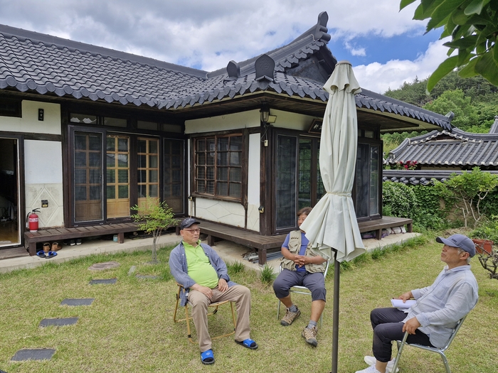 영덕 괴시마을에 자리한 남중심씨(왼쪽)가 자택에서 마을친구들과 시간을 보내고 있는 모습 . 괴시마을은 고려 말 학자 목은 이색 선생의 탄생지로 알려져 있으며 지금도 영양남씨 후손들이 대를 이어 살아가고 있다. <남두백 기자>