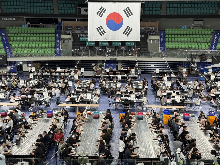 6·3지방선거 대구 북구개표소가 마련된 대구실내체육관에서 개표 작업이 진행 중이다. 구경모 기자