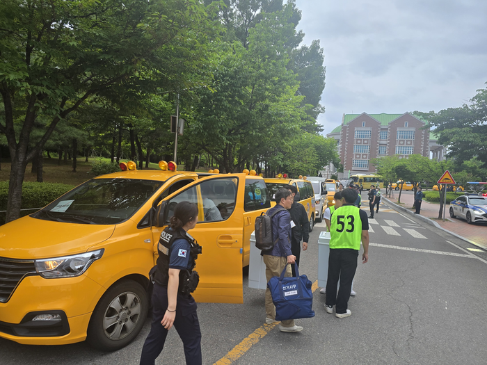 6·3지방선거 대구 달서구개표소가 마련된 계명대 체육관 앞에 투표함 이송 차량이 줄지어 서 있다. 김현목 기자