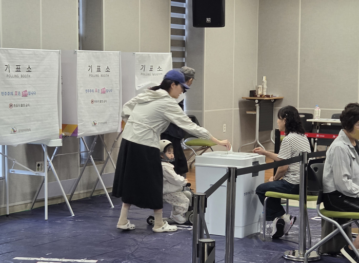 3일 오전 7시30분쯤 대구 남구 이천어울림도서관에 설치된 투표소를 찾은 유권자 모습. 최시웅기자