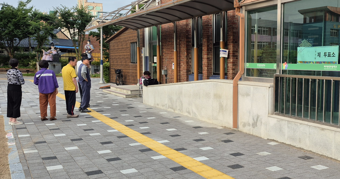 3일 오전 5시45분쯤 대구 중구 동인초등학교에 마련된 투표소 앞에서 어르신들이 투표 시작을 기다리고 있다. 조윤화기자