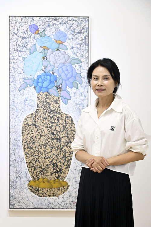 박미향 달성군미술가협회장이 대구 달성군청 참꽃갤러리에서 열린 개인전의 전시작 앞에서 포즈를 취했다.<달성군 제공>