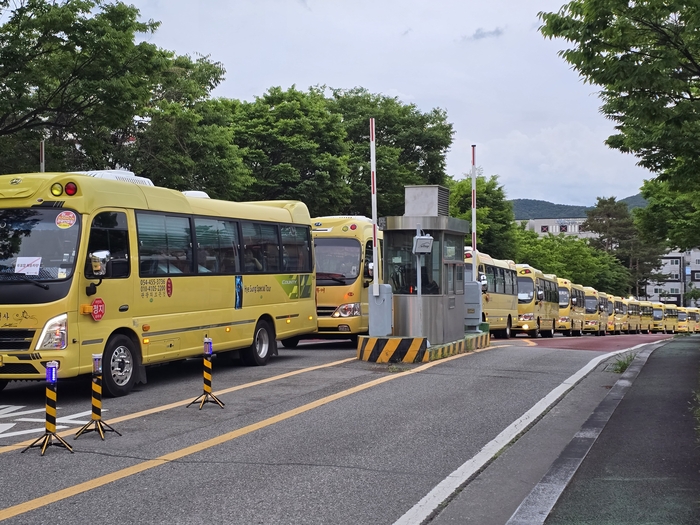구미시 각 투표소에서 개표함을 실은 차량들이 개표장인 구미시 산동읍 구미코에 도착하고 있다. <박용기 기자>