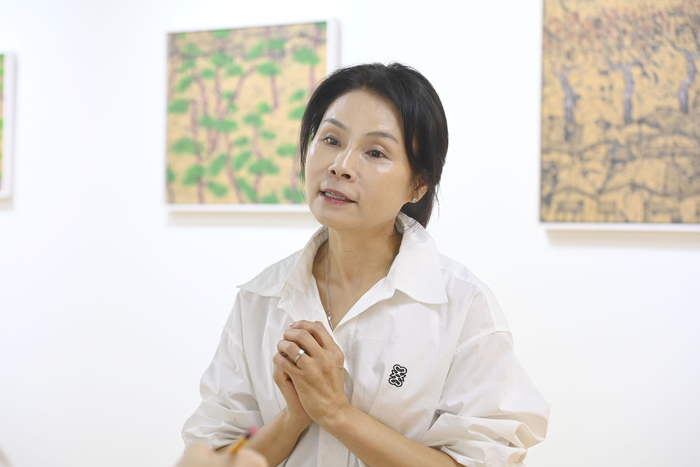 박미향 달성군미술가협회장이 달성군청 참꽃갤러리에서 열린 개인전 겹쳐진 시간, 남겨진 감각에 대해 설명하고 있다.<달성군 제공>