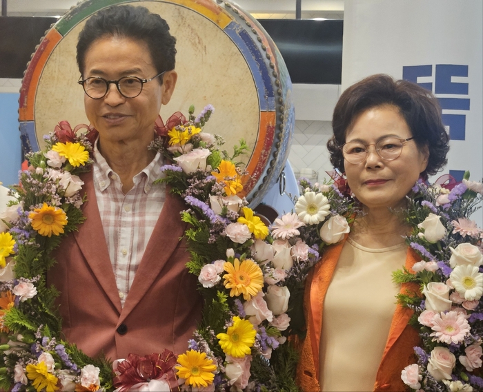 이철우 경북도지사와 부인 김재덕씨. <최미애 기자>