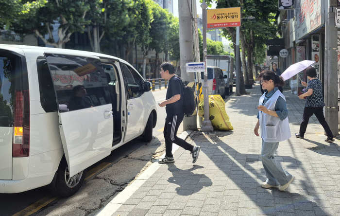 3일 오전 9시20분쯤 대구 동구 동구기억쉼터에서 투표를 마친 동대구푸르지오브리센트 입주민이 단지로 돌아가기 위해 지원 차량에 탑승하고 있다. 조윤화기자