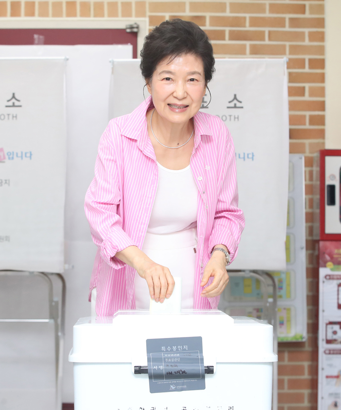 제9회 전국동시지방선거 본 투표일인 3일 오전 대구 달성군 비슬초등학교에 마련된 유가읍 제3 투표소에서 박근혜 전 대통령이 투표를 하고 있다.
이윤호기자 yoonhohi@yeongnam.com