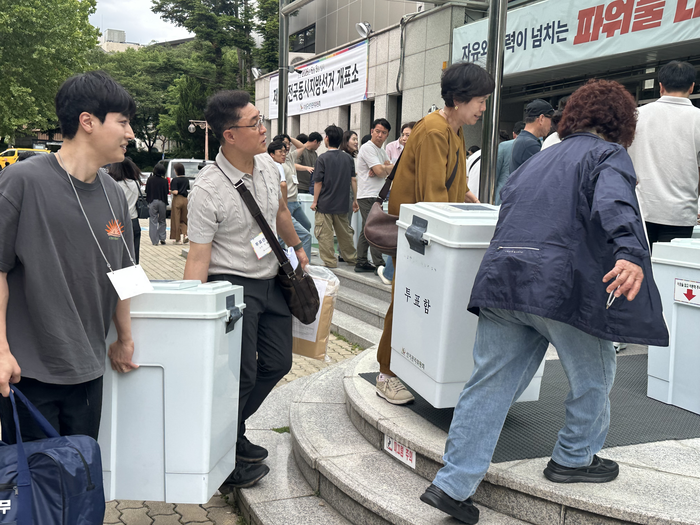 3일 선관위 관계자들이 대구 수성구 만촌롤러스케이트장에 마련된 개표소로 투표함을 옮기고 있다. 조현희기자