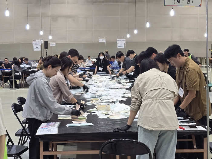 구미시 산동읍 구미코에서 개표가 진행되고 있다. <박용기 기자>