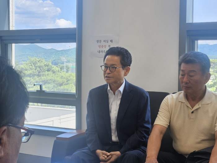 4일 도청 기자실을 찾은 이철우 경북도지사가 향후 도정 추진 계획을 밝히고 있다. 최미애기자 miaechoi21@yeongnam.com
