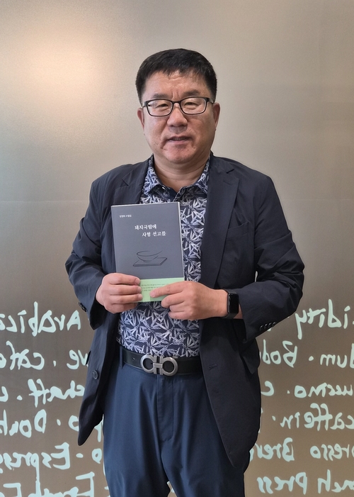 대구시청 소속 장원태 팀장이 37년 공직생활을 마치는 퇴임 기념으로 첫 수필집을 펴냈다. 박주희기자 jh@yeongnam.com