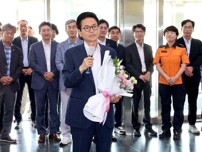 당선증을 받은 후 도정에 복귀한 이철우 경북도지사가 4일 도청 청사 1층 로비에서 직원들에게 인사말을 하고 있다. <경북도 제공>