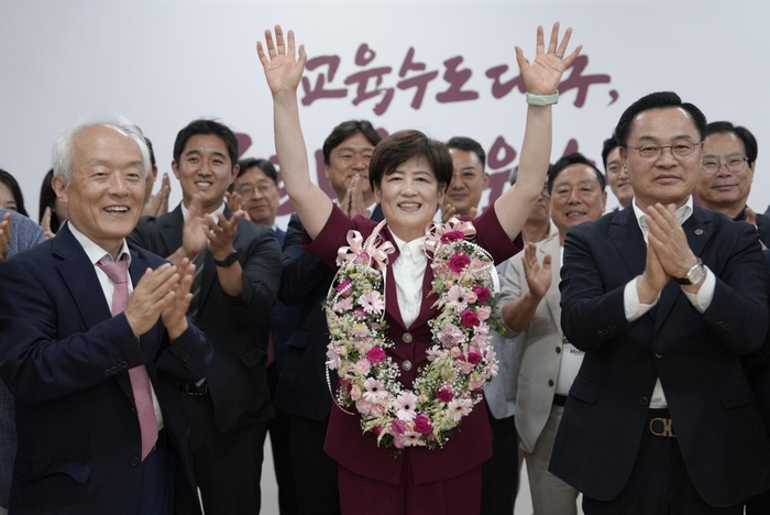 강은희 대구시교육감 후보가 3일 대구 서구 선거사무실에서 대구시교육감 출구조사 51.5% 로 1위 소식을 접한 후 관계자들과 함께 기념사진을 찍고 있다. <강은희 후보 선거사무실 제공>