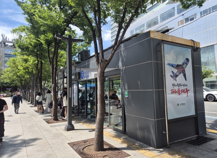 무더운 날씨 속 대구 중구 228기념중앙공원 앞 버스정류장에서 버스를 기다리는 시민들. 노진실 기자