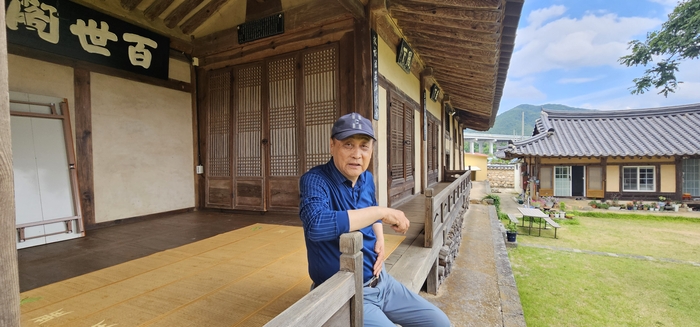 백세각을 관리하고 있는 송만수 종손, 백세각이 지닌 역사적 의미를 설명하고 있다. 석현철 기자