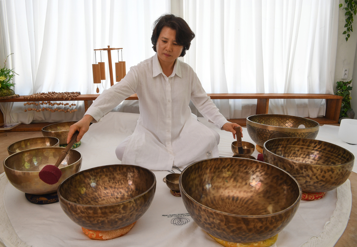 청송 치유농장 백석탄 가는 길 김기경 대표가 명상실에서 싱잉볼 명상수업을 진행하고 있다.