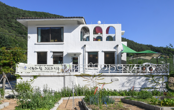 청송 치유농장 백석탄가는길은 명상과 약선음식 중심의 치유농업프로그램을 운영하고 있다. 텃밭, 과수원을 활용한 수업과 명상, 아로마 치료 등 다양한 활동을 선보인다.