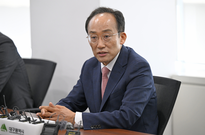 5일 오전 대구 동구 대구정책연구원에서 열린 대구시장직 인수지원 보고회에서 추경호 대구시장 당선인이 모두발언을 하고 있다.
이윤호기자 yoonhohi@yeongnam.com