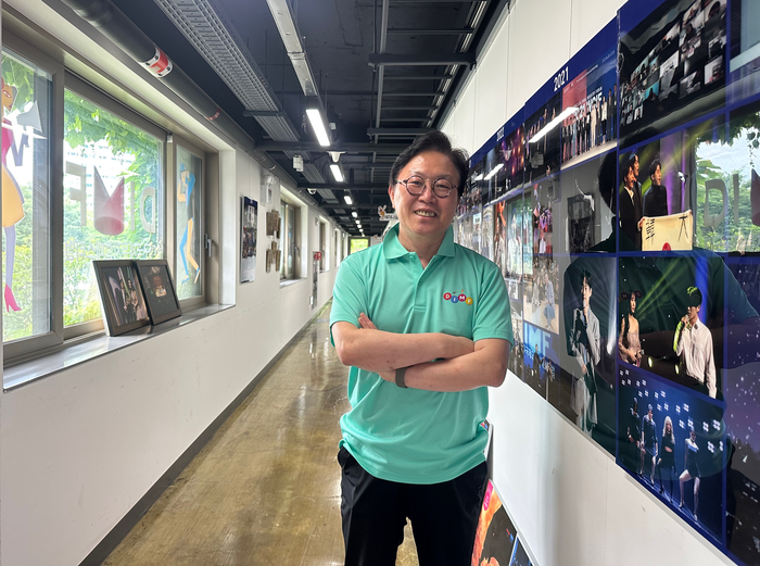배성혁 DIMF 집행위원장. 배 위원장은 지난 2일 대구 북구 축제 사무국에서 가진 본보와의 인터뷰에서 DIMF는 우리나라에서 처음으로 창작 뮤지컬을 순수하게 지원한 축제라며 이는 한국 뮤지컬이 세계 무대에서 성과를 거두고 있는 것과도 무관하지 않다고 말했다. 조현희기자 hyunhee@yeongnam.com
