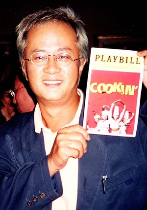 브로드웨이 진출 당시 난타(COOKIN)의 플레이빌을 들고 있는 송승환의 모습. <행복북구문화재단 제공>