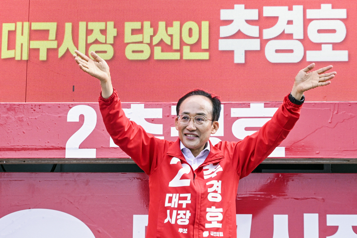 국민의힘 추경호 대구시장 당선인이 4일 대구 수성구 범어네거리에서 시민들에게 당선 인사를 하고 있다. <영남일보DB>