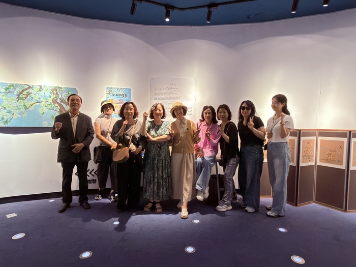 대구채색화협회 회원들이 강정보 디아크 문화관에 작품 설치를 마친 뒤 기념촬영을 하고 있다. <한승희 대구채색화협회 회장 제공>
